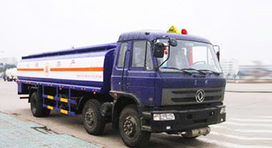 东风小三轴化工液体运输车